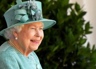 ملكة بريطانيا تروج للقاح كورونا